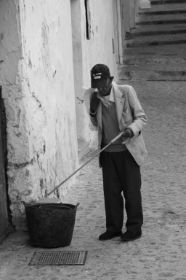 hombre buscando